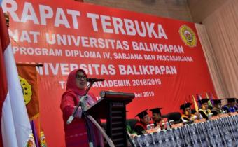 Wisuda di Uniba, Dewi Sampaikan Empat Pesan Bawaslu
