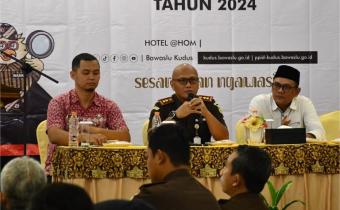 Foto : Ketua Bawaslu Kudus bersama Kajari Kudus dalam acara Evaluasi Penanganan Tindak Pemilihan Tahun 2024