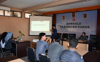 14 Juli 2025 Tingkatkan Kemampuan Jurnalistik, Staf Bawaslu Kudus Dilatih Teknik Penulisan Berita