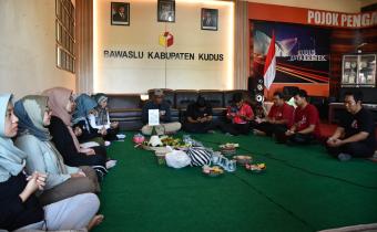 15 Agustus 2025 Seru! Senam & Doa Bersama Warnai HUT ke-7 Bawaslu Kudus