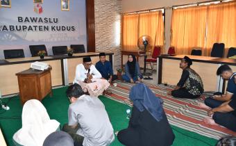 17 Oktober 2025 Jumat Sehati Bawaslu Kudus Belajar Harmoni dalam Rumah Tangga