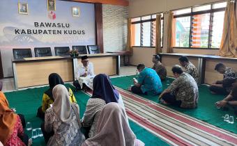 6 Juni 2026 Siraman Rohani Bawaslu Kudus Bahas Peran Orang Tua dalam Mencetak Generasi Saleh